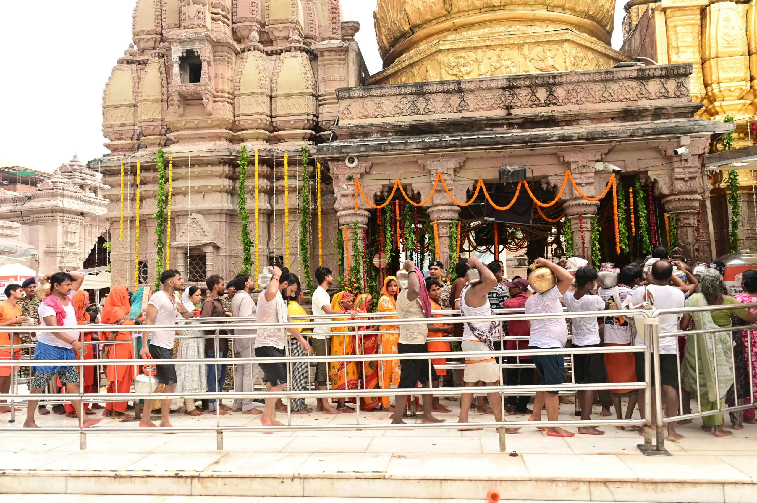 हर-हर महादेव के जयघोष से गूंजे शिवालय, बारिश में भी भक्ति की बयार