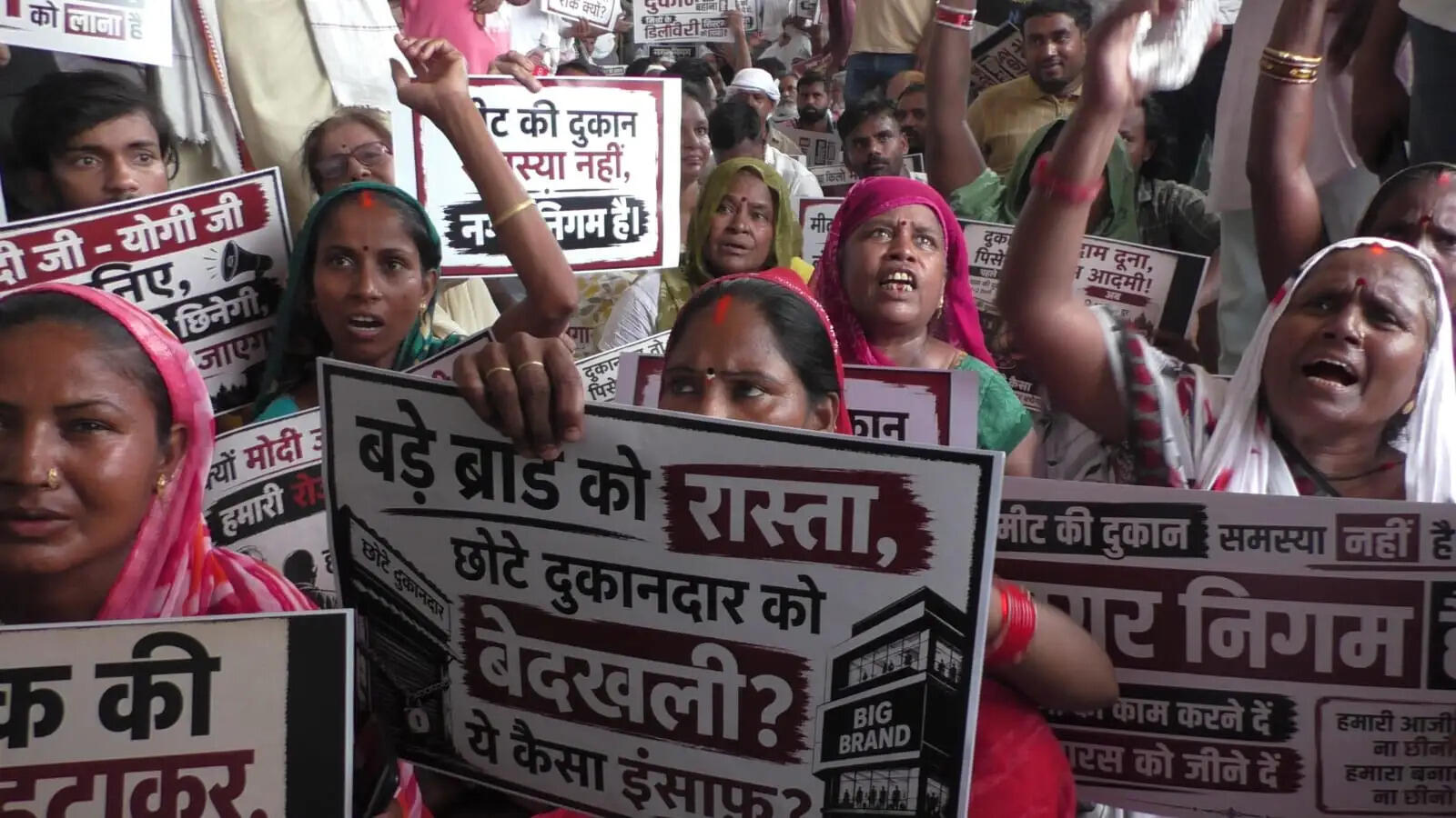 कांग्रेस का नगर निगम पर घेराव: मीट-मांस की दुकानों को शहर से बाहर करने के फैसले के खिलाफ धरना, बड़े आंदोलन की चेतावनी