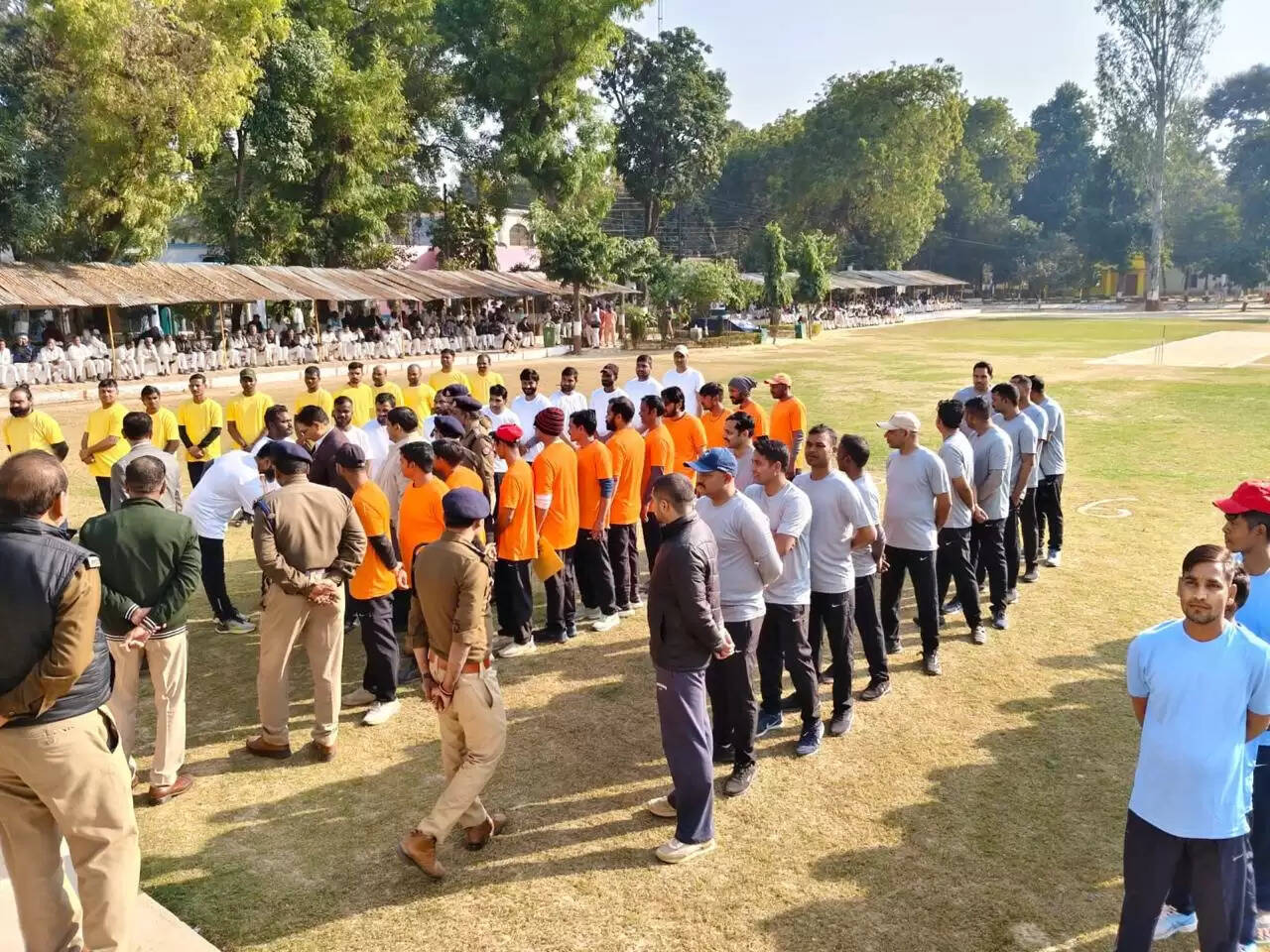  केंद्रीय कारागार वाराणसी में मंगलवार को जेल प्रीमियर लीग (JPL-2026) का भव्य शुभारंभ किया गया। यह आयोजन पिछले वर्षों की तरह इस वर्ष भी बंदियों और जेल स्टाफ के बीच आपसी सहयोग और खेल भावना को बढ़ावा देने के उद्देश्य से किया जा रहा है। इस प्रतियोगिता में कुल पांच टीमें बनाई गई हैं, जिनमें सेंट्रल जेल चैलेंजर्स, डिसिप्लिन डेयर डेविल्स, वाराणसी जेल सुपर किंग्स, काशी नाइट राइडर्स और फ्रीडम फाइटर्स रॉयल्स शामिल हैं।