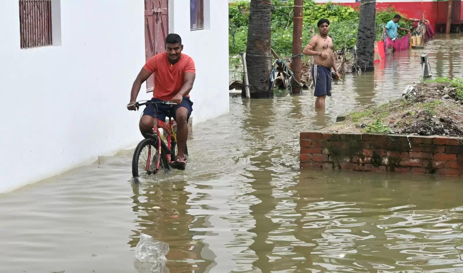 Varanasi flood : बनारस में बाढ़ की आफत, सड़कें और कॉलोनियां पानी-पानी, तस्वीरों में देखिये हालात