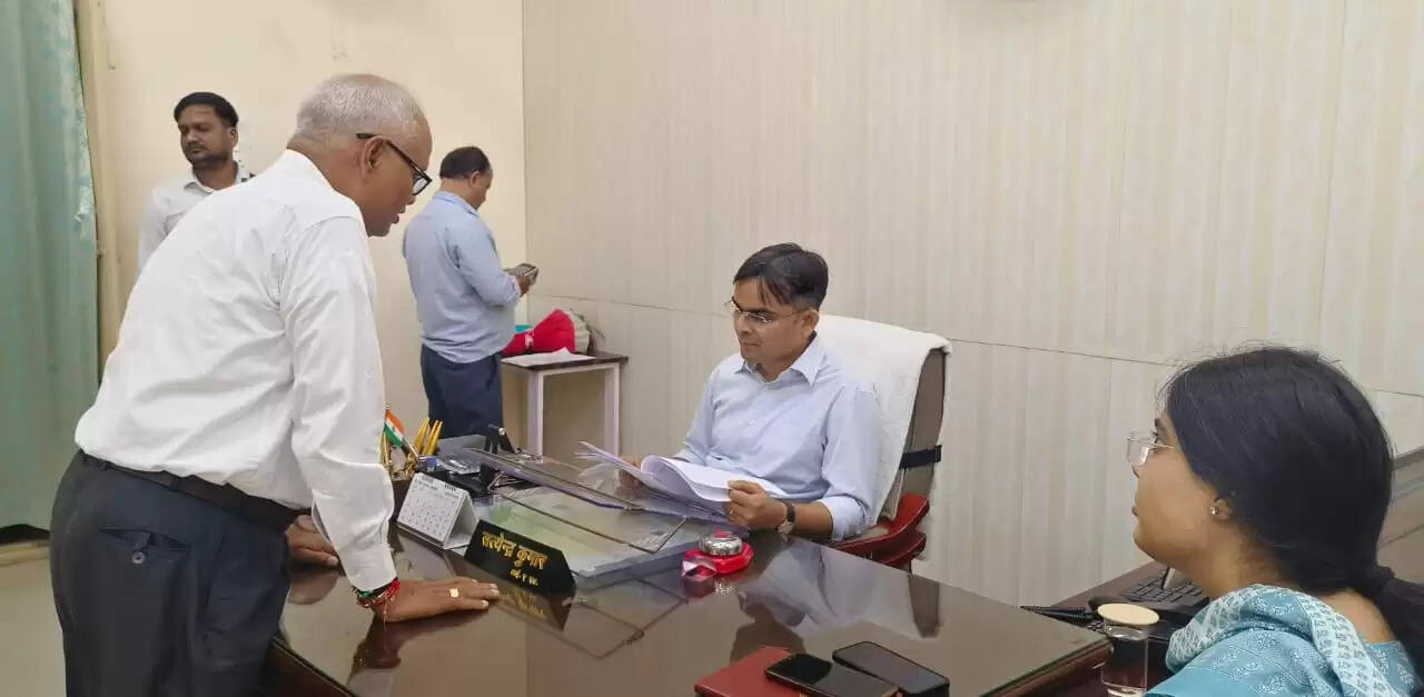 जिलाधिकारी ने जनता दर्शन में फरियादियों की सुनी समस्याएं