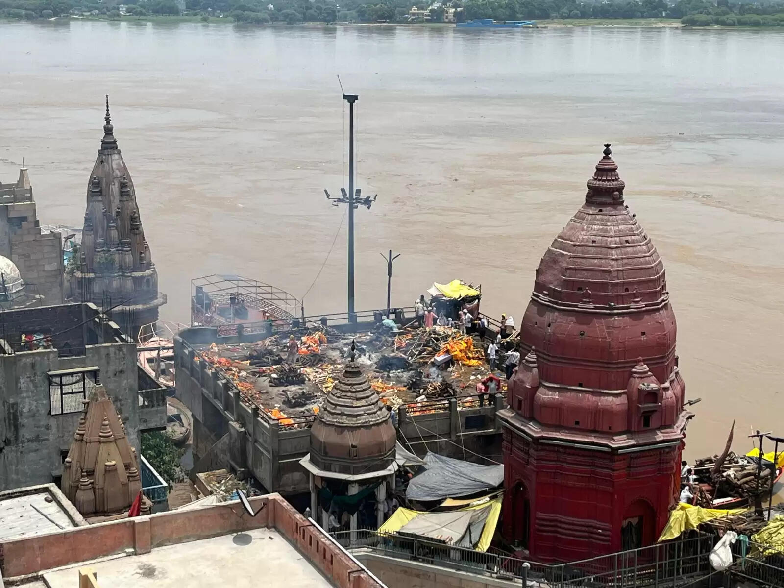 वाराणसी। पतितपावनी मां गंगा काशी में इस समय अपने रौद्र रूप में हैं। बनारस में गंगा का जलस्तर खतरे के निशान से ऊपर पहुंच चुका है। इसके चलते वरूणा भी उफान पर है। शहर के कई इलाके और गांव बाढ़ की चपेट में आ चुके हैं। सड़कें और गलियों में गाड़ी-मोटर की जगह नावें दौड़ रही हैं। वहीं हजारों लोग घर छोड़कर पलायन को विवश हो गए हैं। तस्वीरों में देखिये बनारस में बाढ़ के हालात.....।