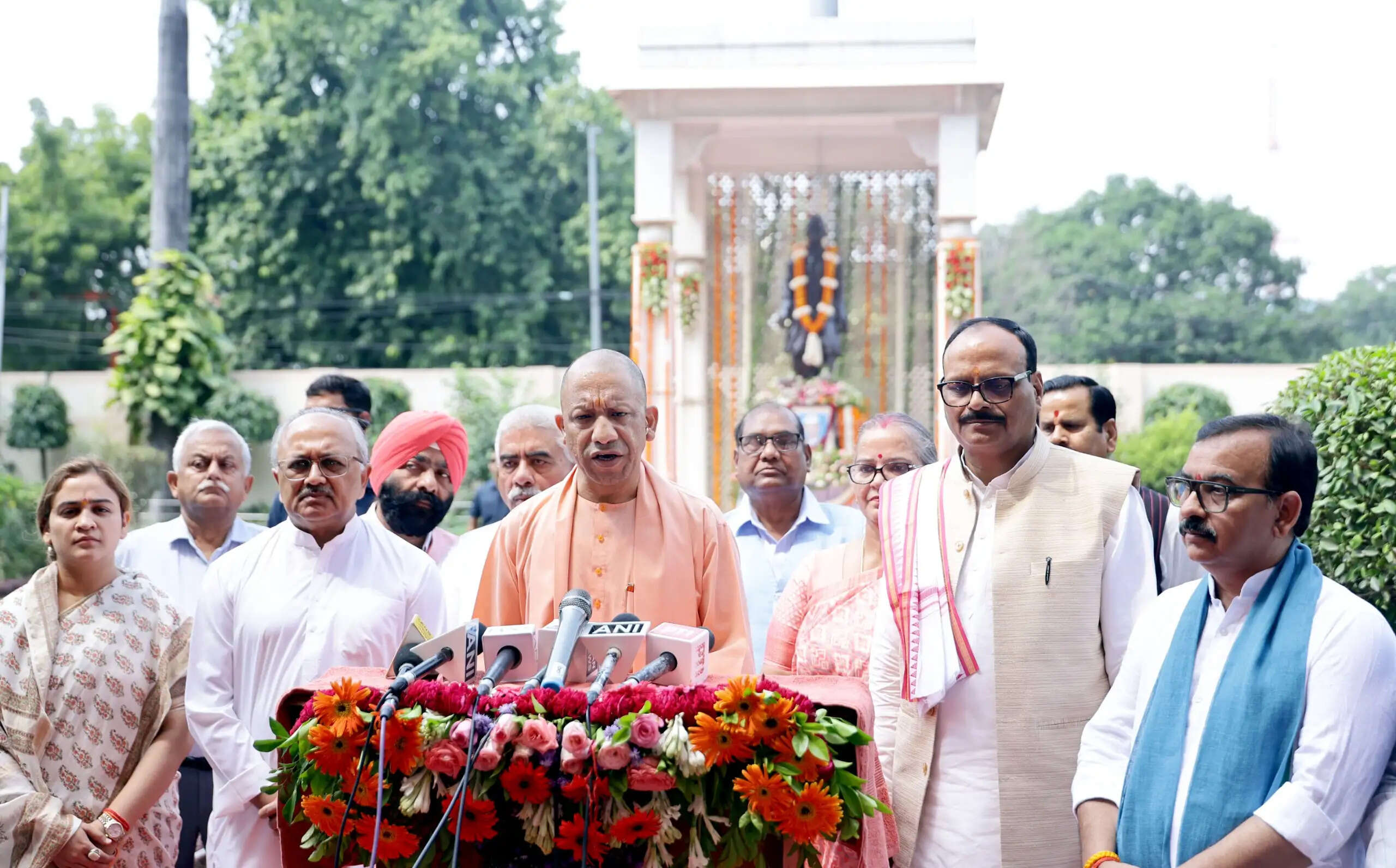 बापू का चरखा स्वावलंबन का आधार, ओडीओपी उसी स्वदेशी भाव से ‘लोकल को ग्लोबल’ बनाने का अभियान: मुख्यमंत्री