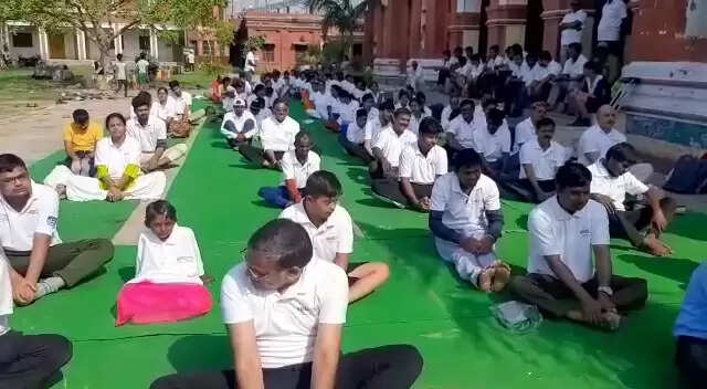 Divyangjan did yoga in CM Anglo Bengali Inter College Varana