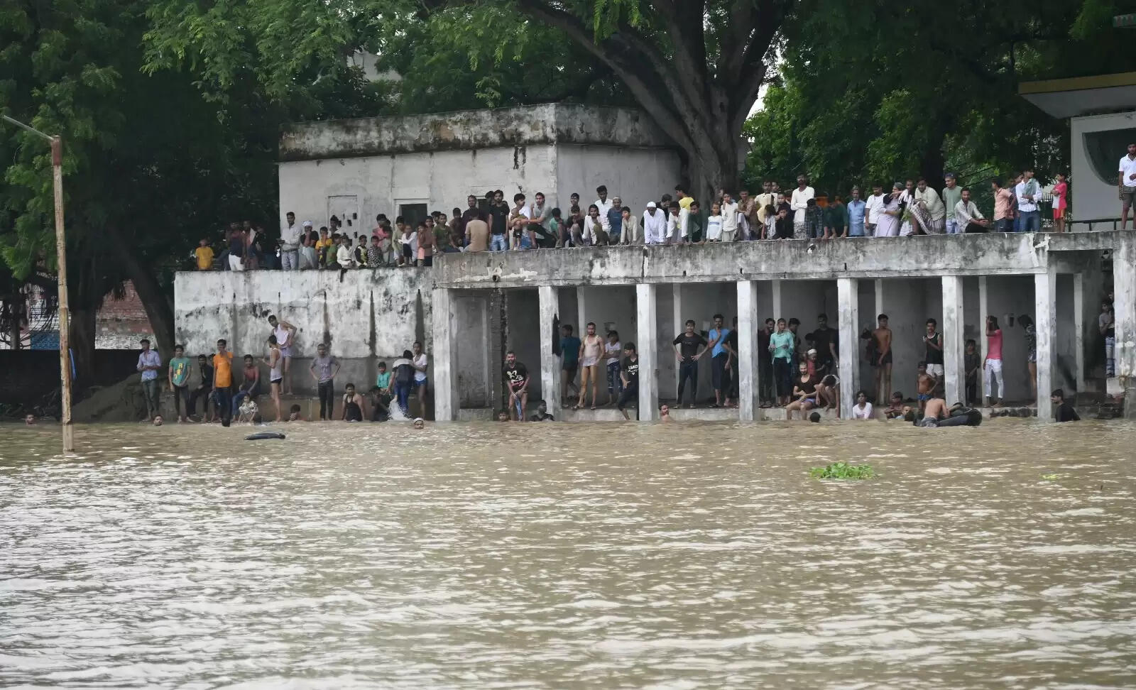 Varanasi flood : बनारस में बाढ़ की आफत, सड़कें और कॉलोनियां पानी-पानी, तस्वीरों में देखिये हालात