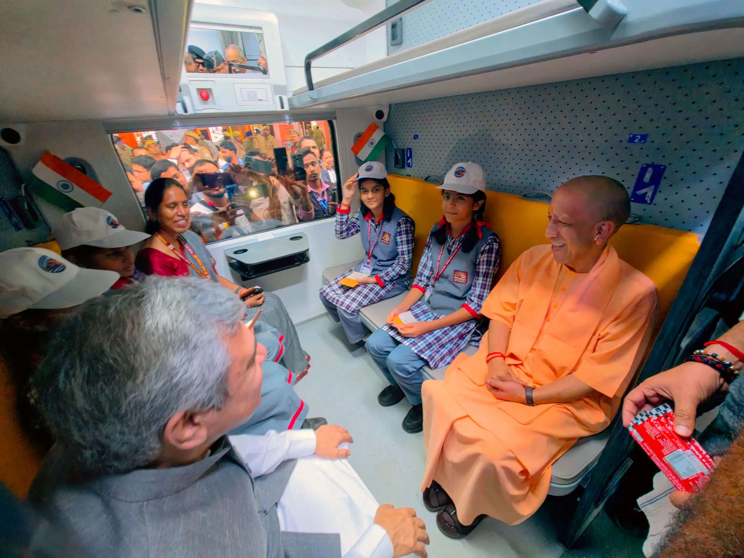 दीपावली पर काशी को योगी सरकार की बड़ी सौगात, दिल्ली के लिए शुरू हुई देश की दूसरी वंदे भारत स्लीपर ट्रेन
