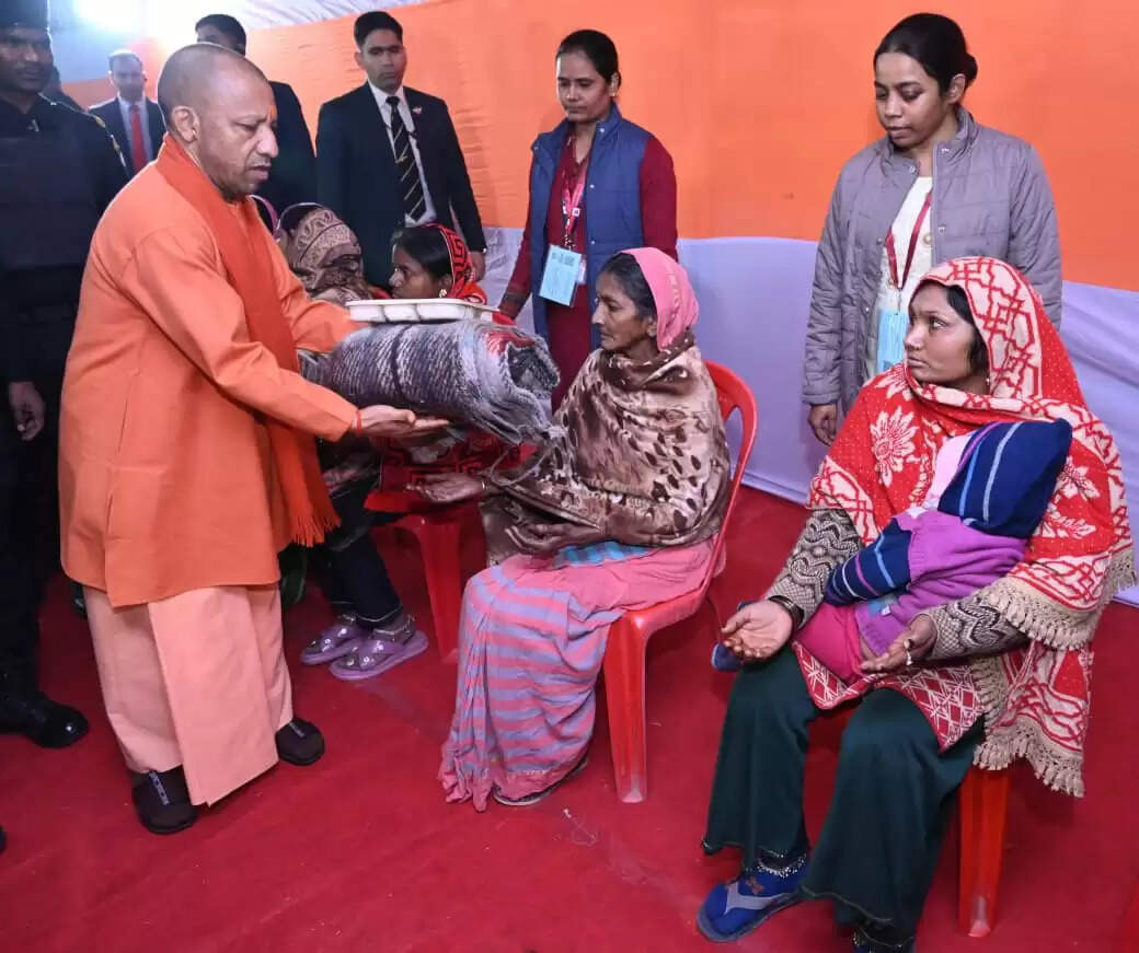 मुख्यमंत्री योगी आदित्यनाथ ने शनिवार की शाम श्री काशी विश्वनाथ और काशी कोतवाल कालभैरव का दर्शन-पूजन किया। सीएम ने बाबा विश्वनाथ का विधिविधान से पूजन-अर्चन और अभिषेक कर प्रदेशवासियों के कल्याण की कामना की। उन्होंने गरीबों में कंबल और भोजन का वितरण किया। उन्होंने अफसरों को निर्देशित किया कि काशी विश्वनाथ धाम में आने वाले श्रद्धालुओं को किसी प्रकार की असुविधा न होने पाए। रैनबसेरों में सर्दियों से बचाव के लिए बिस्तर और अलाव आदि की पर्याप्त व्यवस्था होनी चाहिए।&nbsp;