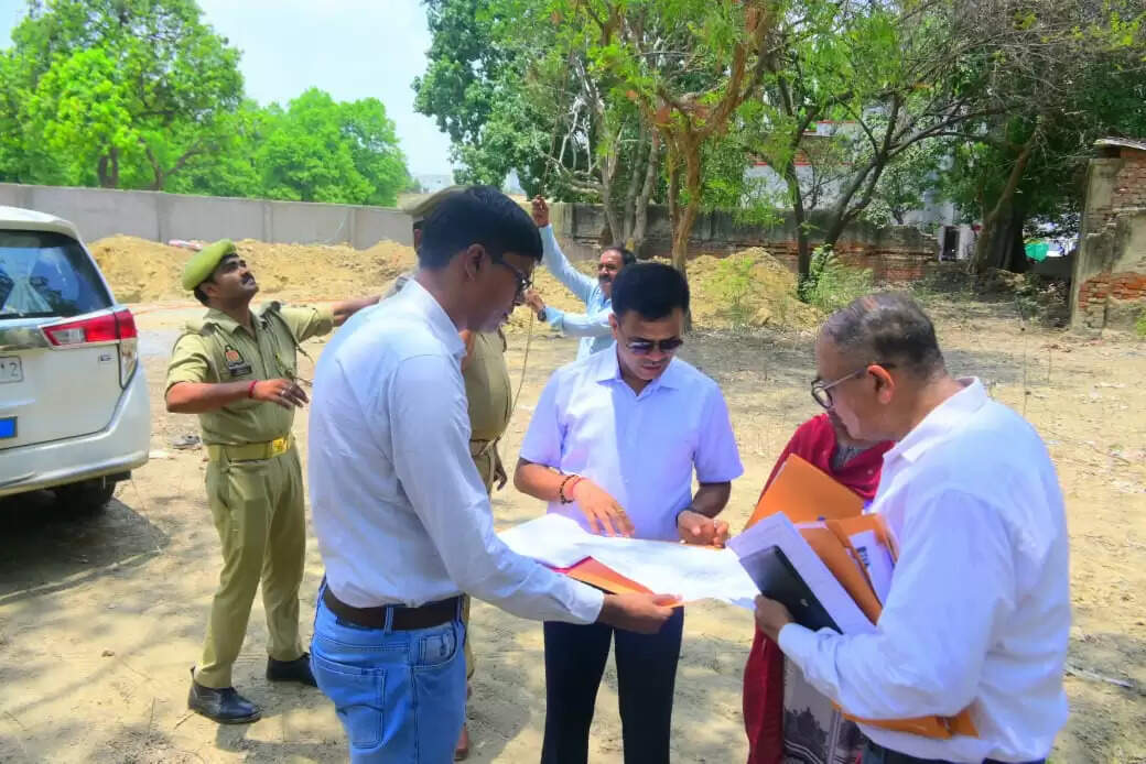वाराणसी में पुलिस कर्मियों के लिए निर्माणाधीन 192 आवासों और थाना लालपुर पाण्डेयपुर का निरीक्षण