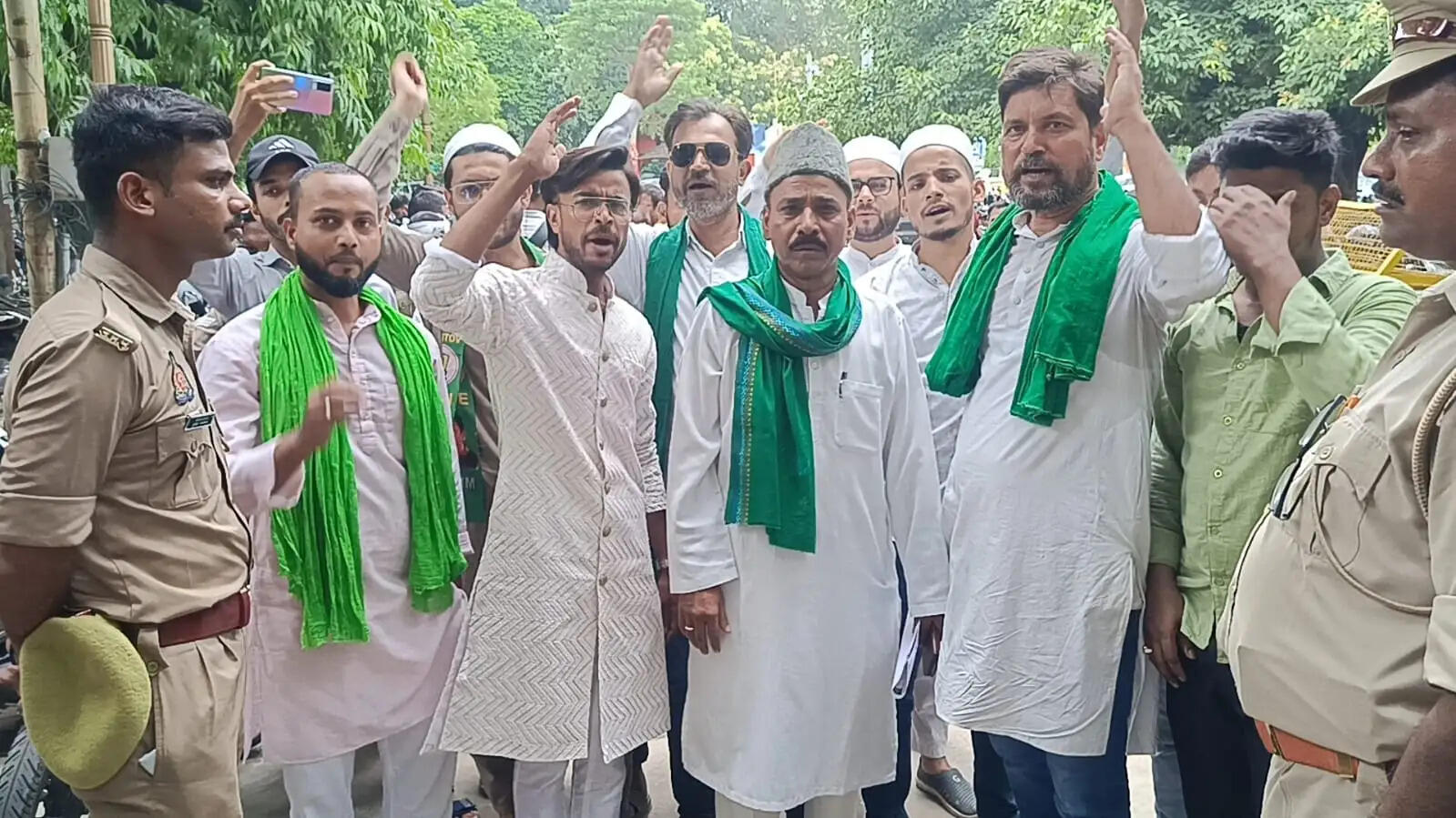 जौहर यूनिवर्सिटी पर कार्रवाई के विरोध में AIMIM का प्रदर्शन, राज्यपाल के नाम वाराणसी में सौंपा ज्ञापन
