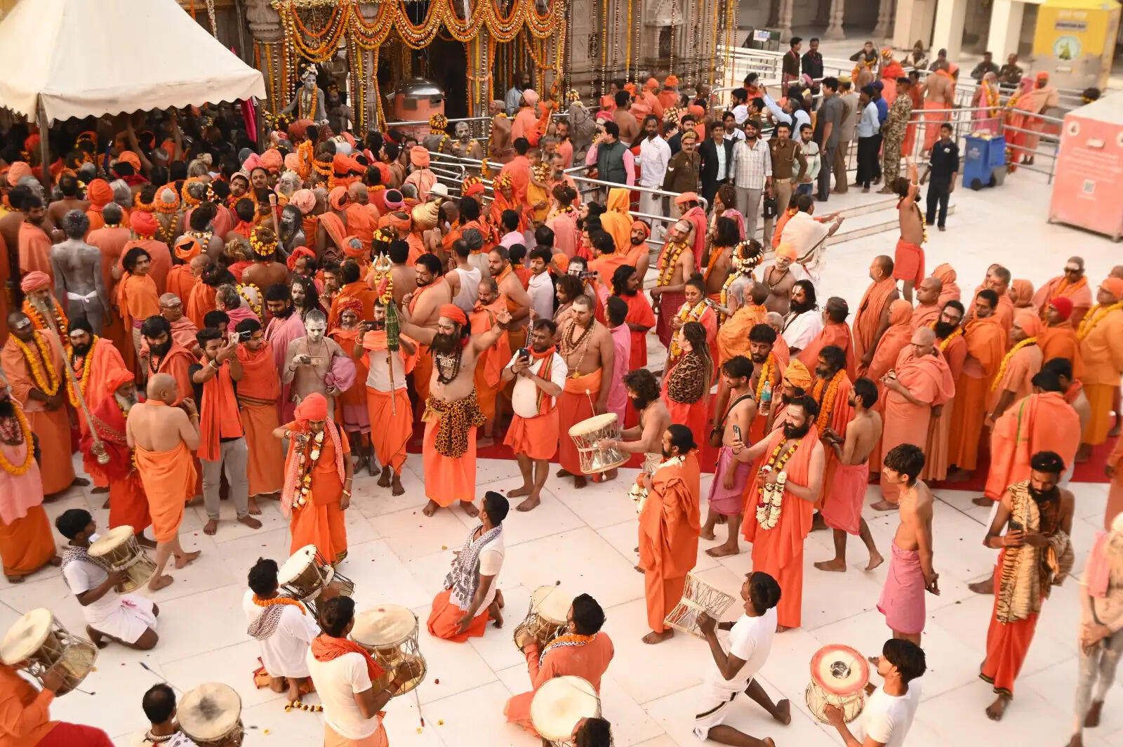 तन पर भस्म रमाई, हाथों में गदा, त्रिशूल और तलवार लेकर नागा साधुओं ने काशी में निकाली पेशवाई, हर-हर महादेव के उद्घोष से गूंजी बाबा विश्वनाथ की अंगनाई