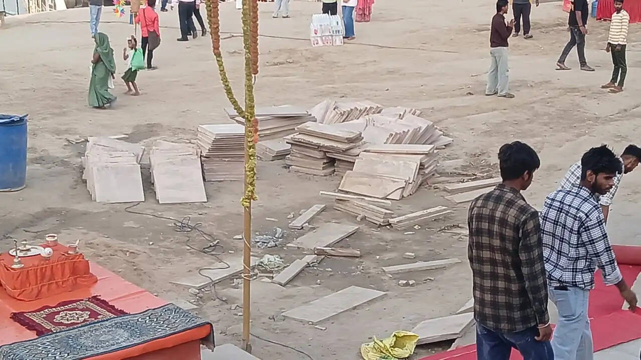 अस्सी घाट का बदलेगा स्वरूप, सीढ़ियों पर लगाए जा रहे समतल पत्थर