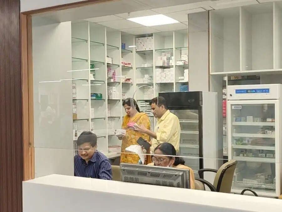 लखनऊ के 12 निजी अस्पतालों में 26 औषधि निरीक्षकों की टीम ने किया औचक निरीक्षण