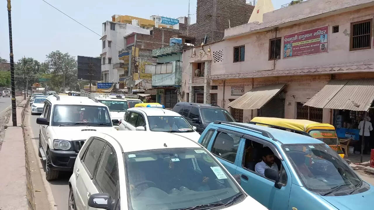 Heavy jam at Varanasi Bhadau octroi dot bridge