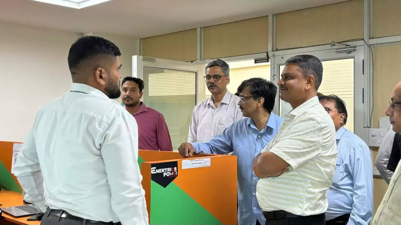 मंडलायुक्त ने बीएचयू के अटल इन्क्यूबेशन सेंटर का किया दौरा, स्टार्टअप्स को प्रशासन से जोड़ने का दिया सुझाव