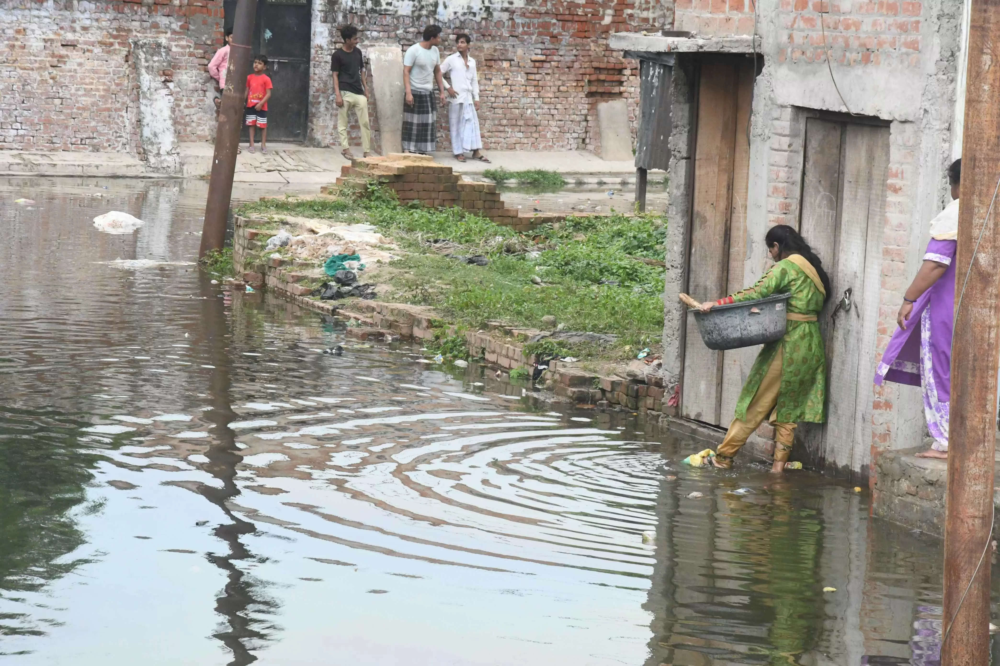 गंगा के साथ ही वरूणा में भी उफान, आसपास के मोहल्ले जलमग्न, लोग पलायन को मजबूर, तस्वीरों के देखिये हालात 