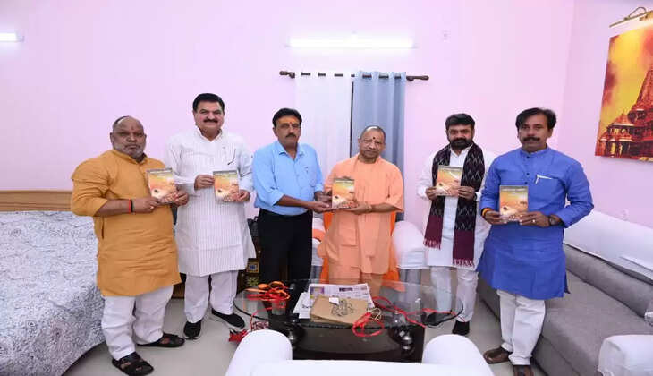 काशी के द्वादश ज्योतिर्लिंग एवं आदित्य पीठ' पुस्तक का विमोचन सीएम योगी आदित्यनाथ ने काशी में किया 