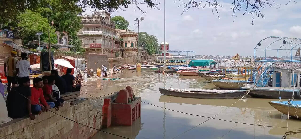 वाराणसी के अस्सी घाट पर गंगा नदी का जलस्तर इन दिनों तेजी से बढ़ रहा है। बढ़ते जलस्तर के कारण श्रद्धालुओं और स्थानीय निवासियों की सुरक्षा सुनिश्चित करने के लिए शासन और प्रशासन ने घाटों पर अतिरिक्त सुरक्षा और निगरानी व्यवस्था को और मजबूत कर दिया है।