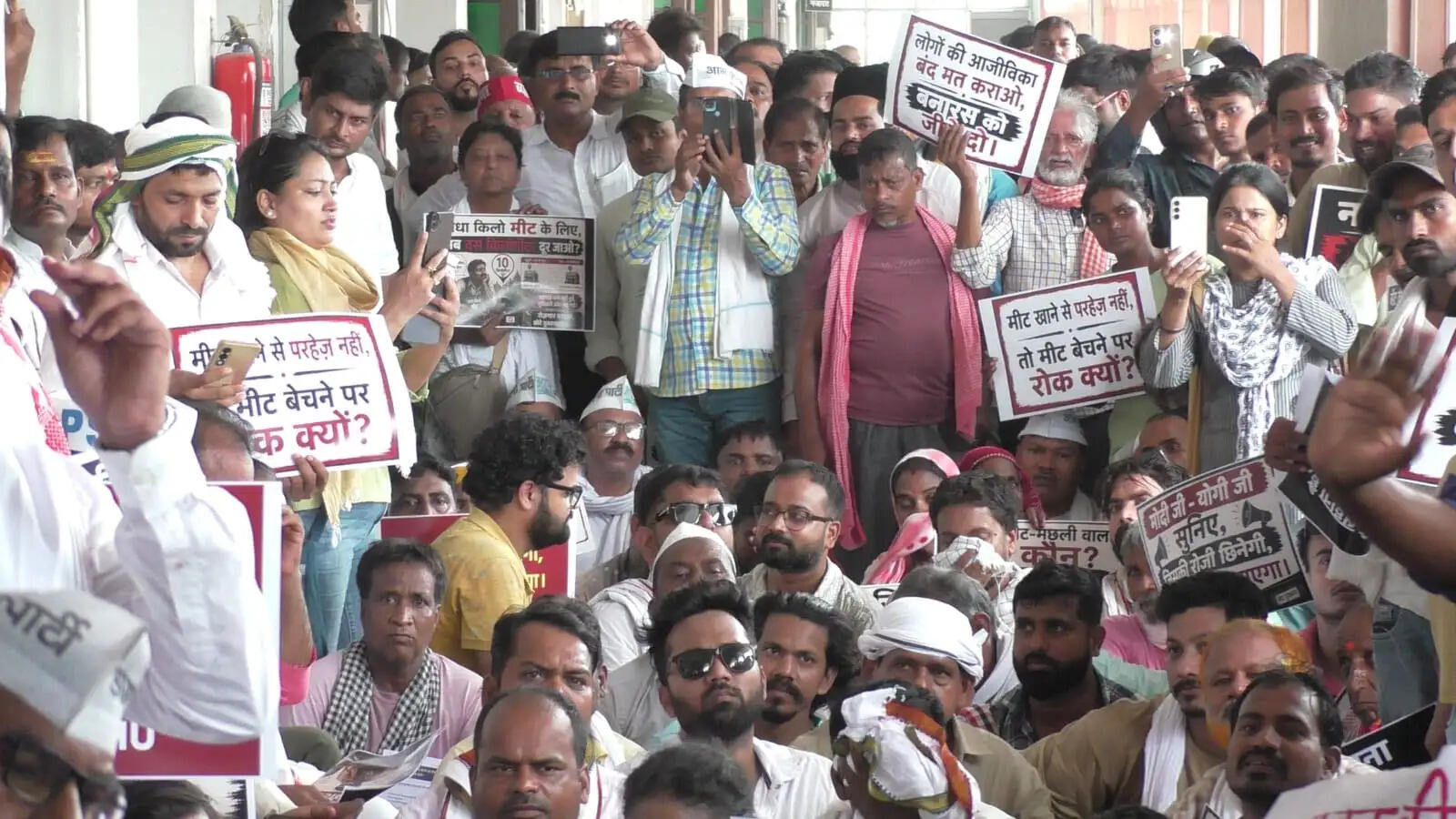 कांग्रेस का नगर निगम पर घेराव: मीट-मांस की दुकानों को शहर से बाहर करने के फैसले के खिलाफ धरना, बड़े आंदोलन की चेतावनी