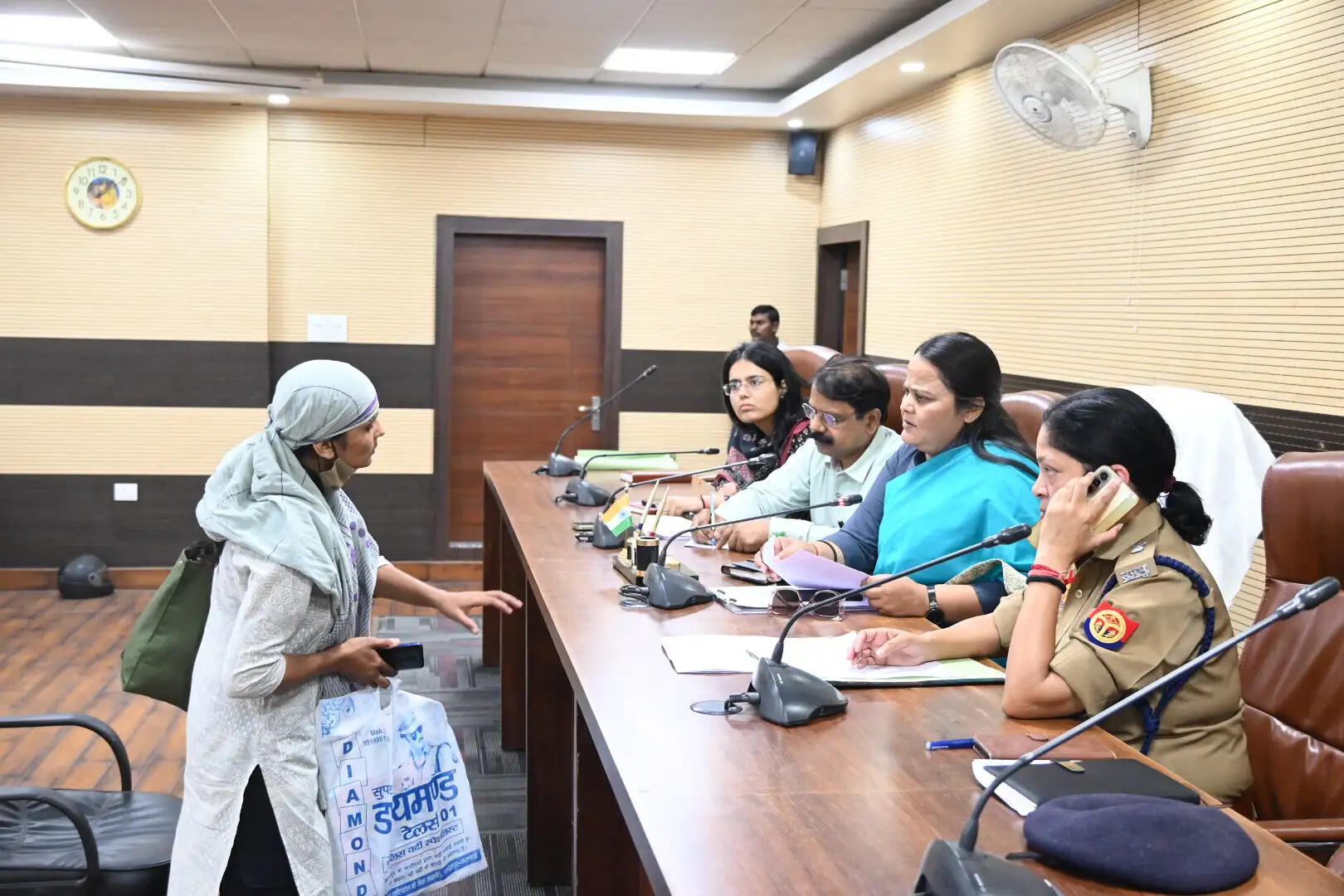 अवलेशपुर में गरजा बुलडोजर, अतिक्रमण हटाने पहुंची टीम तो महिलाओं ने मिठाई-पानी देकर जताया विरोध