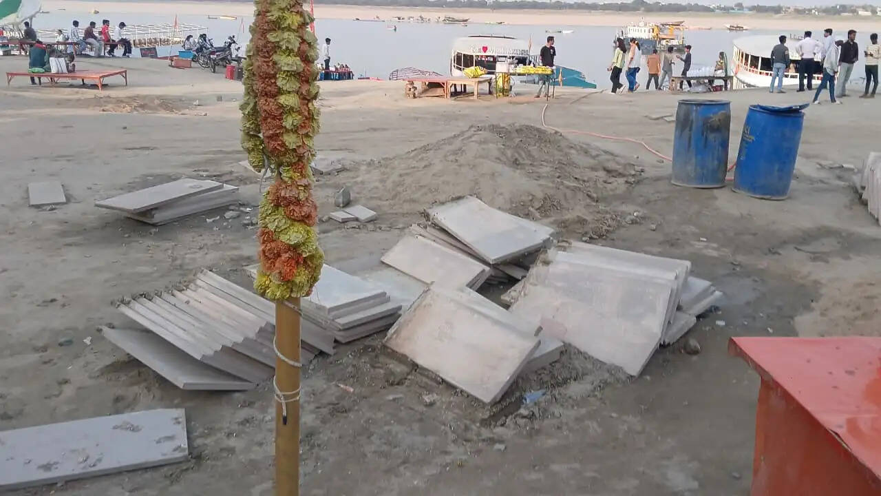 अस्सी घाट का बदलेगा स्वरूप, सीढ़ियों पर लगाए जा रहे समतल पत्थर