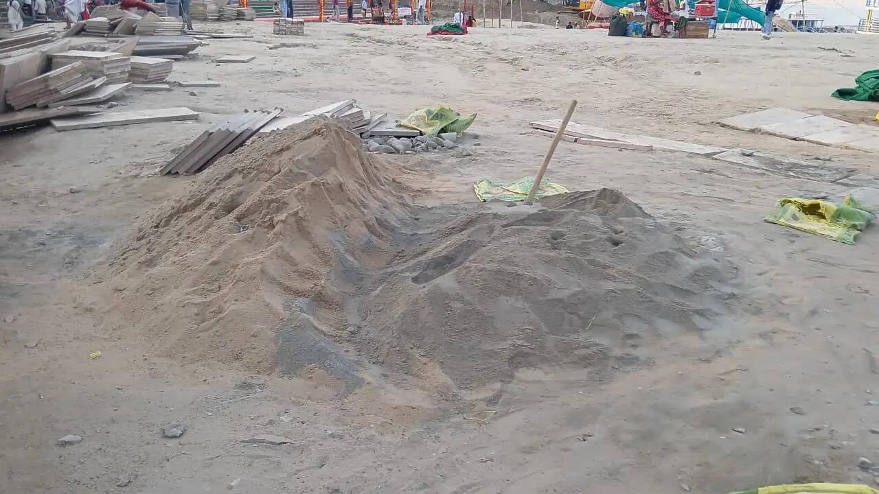 अस्सी घाट का बदलेगा स्वरूप, सीढ़ियों पर लगाए जा रहे समतल पत्थर