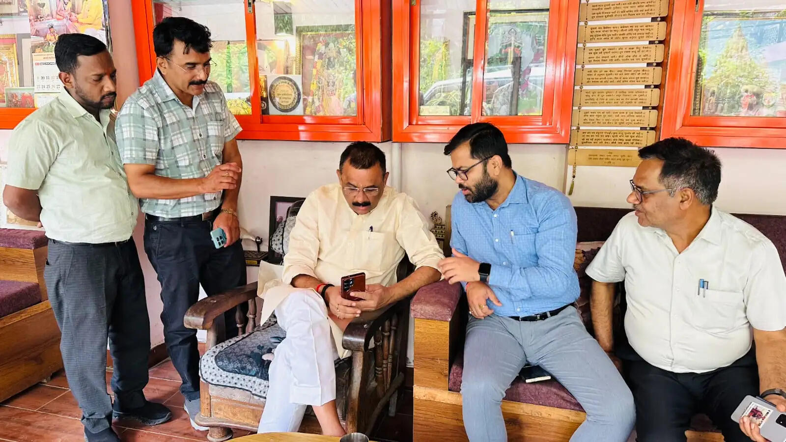 काशी में देश की पहली डिजिटल जनगणना-2026 का बुधवार को औपचारिक शुभारंभ हो गया। अभियान के पहले दिन नगर के प्रथम नागरिक और महापौर Ashok Kumar Tiwari ने सिगरा स्थित अपने आवास पर ऑनलाइन पोर्टल के माध्यम से अपना और अपने परिवार का विवरण दर्ज कर ‘स्व-गणना’ प्रक्रिया की शुरुआत की। इस दौरान नगर निगम के वरिष्ठ अधिकारी भी मौजूद रहे।