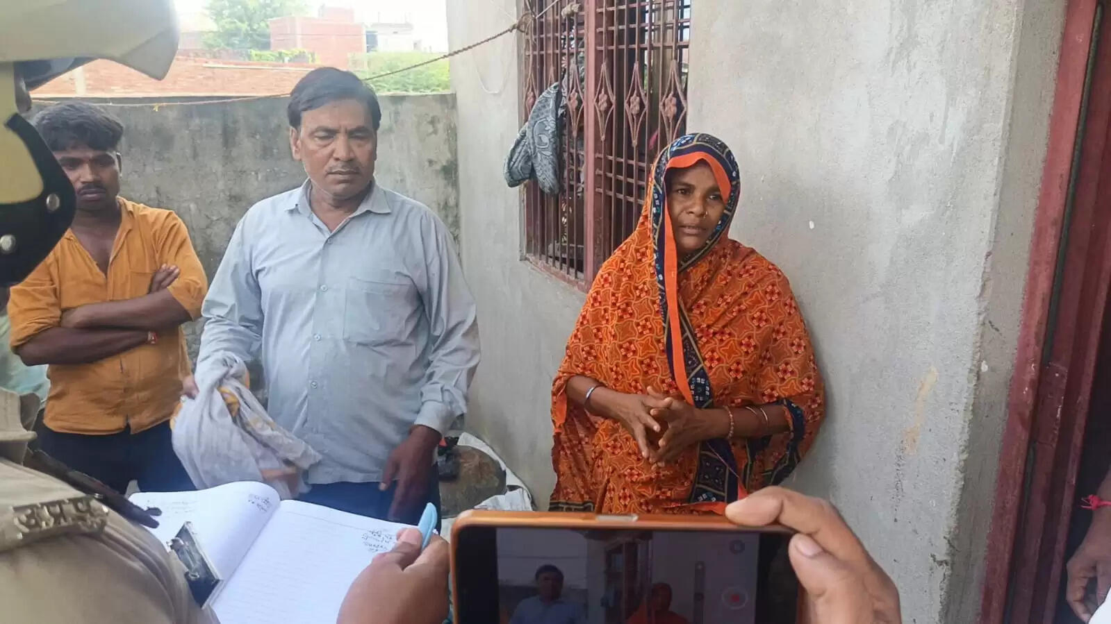 &nbsp;वाराणसी में पति ने पत्नी को प्रेमी के साथ पकड़ा, मंदिर में कराई विधि-विधान से शादी, हो रही चर्चा