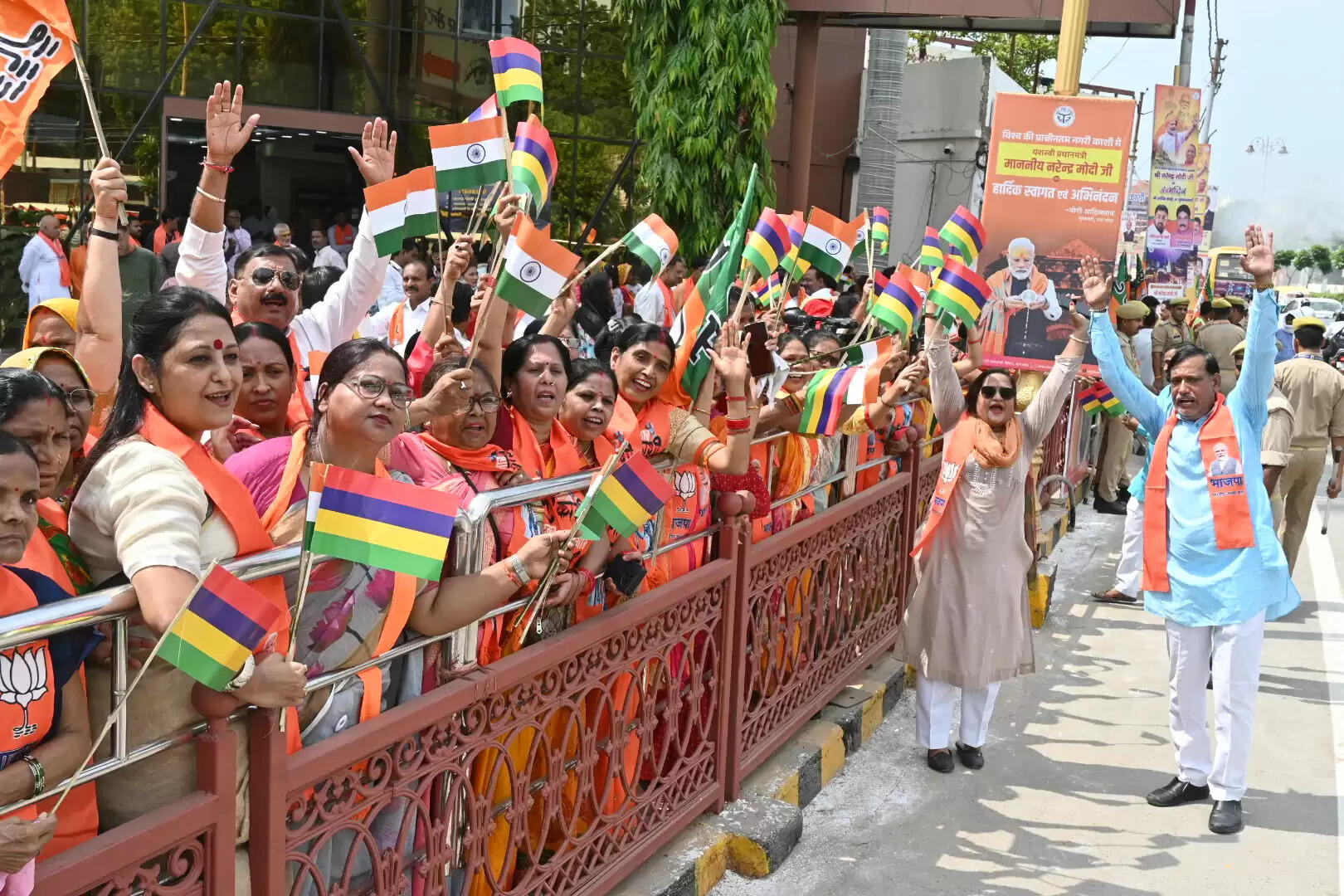 राज्यपाल व सीएम योगी ने काशी में किया प्रधानमंत्री का स्वागत