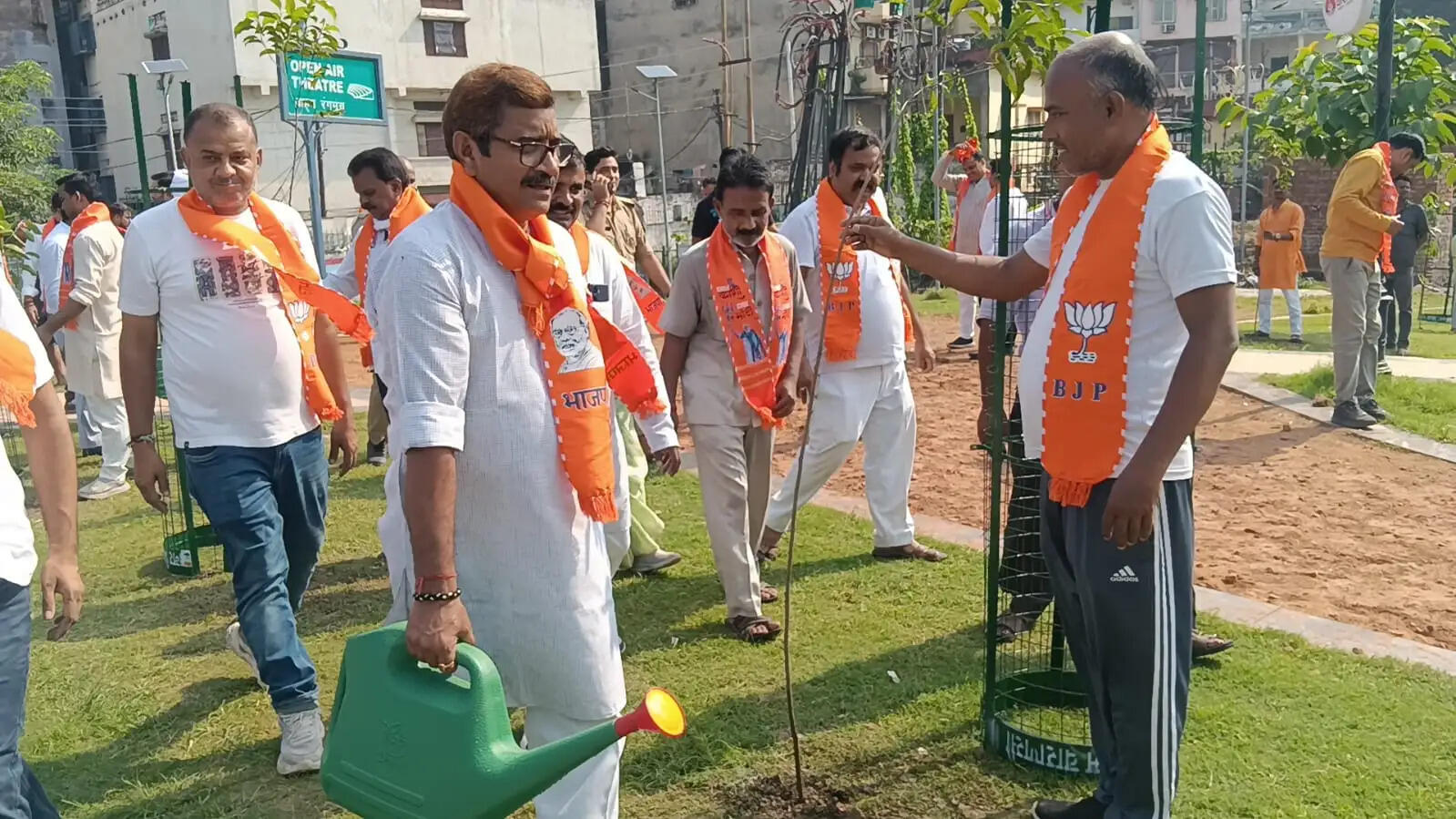 जनता के पैसे पर डकैती डालने वालों की जेबें प्रधानमंत्री मोदी ने खाली कराईं: मुख्यमंत्री  लोकभवन में ‘नमो सेवा अनकही कहानियां’ पर आधारित नाट्य श्रृंखला मंचन कार्यक्रम को सीएम योगी आदित्यनाथ ने किया संबोधित   बोले- जनधन खाते खोलने पर विपक्ष उड़ाता था खिल्ली, अब गरीब के खाते में सीधे पहुंच रहा उसका पैसा  आज देश में कोई व्यक्ति भूखा नहीं सोता, चप्पल पहनने वाला भी कर रहा हवाई यात्रा: योगी  2004 से 2014 के बीच भ्रष्टाचार, अराजकता और अकर्मण्यता से देश में था अविश्वास: मुख्यमंत्री  प्रधानमंत्री मोदी की 25 वर्ष की यात्रा बिना रुके, बिना झुके और बिना डिगे सेवा की मिसाल  लखनऊ, 2 अक्टूबर। मुख्यमंत्री योगी आदित्यनाथ ने विपक्ष पर निशाना साधते हुए कहा कि जनधन खाते खोले जा रहे थे तो विपक्ष खिल्ली उड़ाता था कि खाली खाते खोलकर क्या होगा। आज पता चल गया कि प्रधानमंत्री नरेन्द्र मोदी जी ने जनता के पैसे पर डकैती डालने वालों की जेबें खाली कराईं और गरीब का पैसा सीधे उसके खाते तक पहुंचाया। जिनकी जेबों तक जनता का पैसा पहुंचता था, उन्हें बुरा लगना और उनका विरोध करना स्वाभाविक है।  बिना रुके, बिना झुके और बिना डिगे 25 वर्ष मुख्यमंत्री शुक्रवार को लोकभवन सभागार में सेवा संकल्प अभियान के तहत ‘नमो सेवा अनकही कहानियां’ पर आधारित नाट्य श्रृंखला मंचन कार्यक्रम को संबोधित कर रहे थे। उन्होंने कहा कि प्रधानमंत्री नरेन्द्र मोदी जी 7 अक्टूबर को गुजरात के मुख्यमंत्री और देश के प्रधानमंत्री के रूप में जनसेवा के 25 वर्ष पूरे करेंगे। यह बिना रुके, बिना झुके और बिना डिगे सेवा की यात्रा है। इसमें विरासत और विकास के समन्वय के साथ बिना भेदभाव योजनाओं को समाज के विभिन्न वर्गों तक पहुंचाया गया।   उन्होंने कहा कि सात अक्टूबर 2001 को मोदी जी ने ऐसे समय गुजरात की जिम्मेदारी संभाली, जब राज्य भूकंप की त्रासदी से जूझ रहा था। इसके बाद दंगों की चुनौती भी आई। इन परिस्थितियों के बीच गुजरात तेजी से उभरते राज्य और विकास के मॉडल के रूप में सामने आया।   यूपीए सरकार के दस वर्षों पर साधा निशाना मुख्यमंत्री ने कहा कि 2004 से 2014 के बीच कांग्रेस नेतृत्व वाली यूपीए सरकार के भ्रष्टाचार, अराजकता और अकर्मण्यता से देश में अविश्वास था। आंतरिक और बाह्य सुरक्षा के साथ अर्थव्यवस्था के मोर्चे पर भी चुनौतियां थीं। वर्ष 2014 में गांव, गरीब, किसान, नौजवान और महिलाओं ने नरेन्द्र मोदी जी के नेतृत्व पर विश्वास जताया। इसके बाद किसी जाति, मत, मजहब, क्षेत्र या भाषा के बजाए 140 करोड़ भारतीयों को केंद्र में रखकर योजनाएं आगे बढ़ाई गईं। पहले योजनाएं बनती थीं, लेकिन प्रभावी ढंग से जमीन तक नहीं पहुंचती थीं। आज गरीबों तक आवास, रसोई गैस, शौचालय, स्वास्थ्य बीमा और मुफ्त राशन जैसी सुविधाएं पहुंच रही हैं।   हवाई चप्पल वाला भी कर रहा हवाई यात्रा मुख्यमंत्री ने कहा कि युवाओं के लिए स्टार्टअप और रोजगार के नए अवसर बने हैं। हाईवे, एक्सप्रेसवे, रेलवे, मेट्रो और एयरपोर्ट का विस्तार हुआ है। पहले कोई प्रधानमंत्री यह दावा नहीं कर पाया कि हवाई चप्पल पहनने वाला भी हवाई जहाज की यात्रा कर सकता है। प्रधानमंत्री मोदी जी ने इसे केवल कहा नहीं, करके दिखाया। 7 अक्टूबर हर भारतीय के लिए प्रेरणा का दिन होना चाहिए। यह यात्रा 15 अगस्त 2047 तक आत्मनिर्भर और विकसित भारत के संकल्प को पूरा करने से जुड़ी है।  देश में कोई व्यक्ति भूखा नहीं सोता मुख्यमंत्री ने कहा कि जिन लोगों तक कभी आवास नहीं पहुंचा था, उनको आवास दिलाया गया। 12 करोड़ गरीबों के घरों में शौचालय बन गए। उज्जवला योजना के जरिए रसोई गैस भी उपलब्ध कराई गई। जो गरीब उपचार से कोसों दूर थे, उनको 5 लाख रुपये का स्वास्थ्य बीमा कवर उपलब्ध कराया गया। आज देश में कोई व्यक्ति भूखा नहीं सो सकता, क्योंकि प्रधानमंत्री गरीब अन्न योजना के माध्यम से मुफ्त में अनाज की सुविधा उपलब्ध हो रही है।   देश में अब नौकरी देने वाले नौवजवान मुख्यमंत्री ने कहा कि डबल इंजन सरकार में आईआईटी, आईआईएम, एम्स, ट्रिपल आईटी, एनआईटी की श्रृंखलाएं खड़ी हुई हैं। मेडिकल कॉलेज और इंजीनियरिंग संस्थान बन रहे हैं। देश में 2.5 लाख से ज्यादा स्टार्ट अप हो चुके हैं। अब हमारे नौजवान केवल नौकरी लेने वाले नहीं, बल्कि नौकरी देने वाले बन रहे हैं। 12 करोड़ किसानों को प्रधानमंत्री किसान सम्मान निधि के साथ जोड़ने का काम भी मोदी जी के नेतृत्व में संभव हो पाया है।  प्रदेशभर में होगा नाट्य श्रृंखला का मंचन सीएम के संबोधन से पहले प्रधानमंत्री नरेंद्र मोदी की जनसेवा के 25 वर्ष पूरे होने के उपलक्ष्य में 17 सितंबर से चल रहे सेवा संकल्प अभियान के क्रम में संस्कृति विभाग के तहत भारतेंदु नाट्य अकादमी के कलाकारों ने प्रस्तुति दी। नाट्य प्रस्तुति में वर्ष 2001 के गुजरात भूकंप की तबाही से लेकर कच्छ के पुनर्निर्माण और पीएम नरेन्द्र मोदी की जनसेवा की यात्रा को मंच पर उतारा गया। मुख्यमंत्री ने प्रस्तुति की सराहना करते हुए इसे पूरे प्रदेश तक विस्तारित करने के निर्देश दिए।   सीएम योगी ने कहा कि पूर्वांचल में भोजपुरी, मध्य क्षेत्र में अवधी, ब्रज में ब्रज भाषा और बुंदेलखंड में बुंदेलखंडी शब्दों के साथ स्थानीय लोकगीत भी इस प्रस्तुति में जोड़े जाएं। मुख्यमंत्री ने बाल कलाकारों और भारतेंदु नाट्य अकादमी के दल की सराहना की और कार्यक्रम के बाद कलाकारों के साथ तस्वीर भी खिंचवाई। इस दौरान उन्होंने राष्ट्रपिता महात्मा गांधी और पूर्व प्रधानमंत्री लाल बहादुर शास्त्री को उनकी जयंती पर नमन करते हुए श्रद्धांजलि भी अर्पित की।   कार्यक्रम में ये रहे मौजूद इस अवसर पर भाजपा अवध क्षेत्र के अध्यक्ष अवधेश द्विवेदी, लखनऊ महानगर अध्यक्ष आनंद द्विवेदी, लखनऊ जिलाध्यक्ष विजय मौर्य, विधान परिषद सदस्य मुकेश शर्मा, भाजपा के प्रदेश मंत्री अंकुर शर्मा व योगेंद्र पटेल, विधायक डॉ. नीरज बोरा, ओम प्रकाश श्रीवास्तव, पवन सिंह चौहान और प्रदेश सरकार के सलाहकार अवनीश अवस्थी समेत अन्य लोग मौजूद रहे।