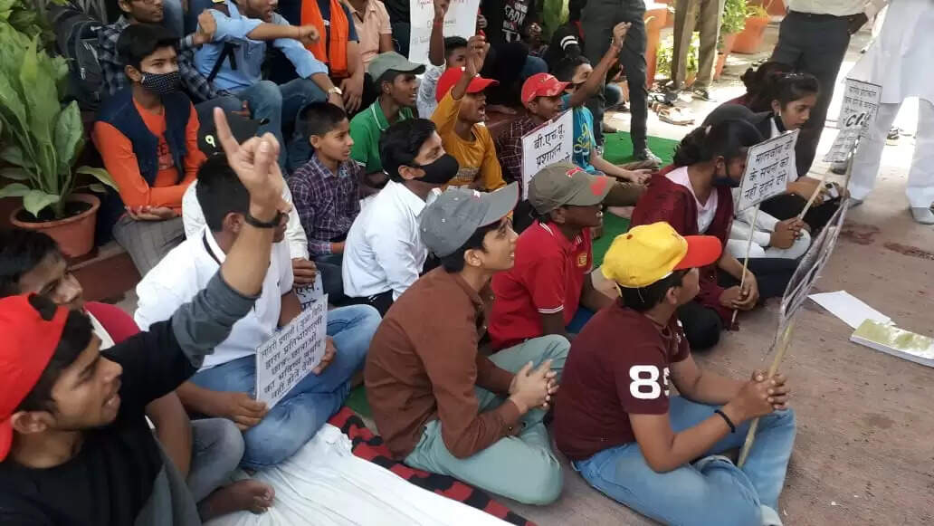 BHU Students are protesting at the central office 