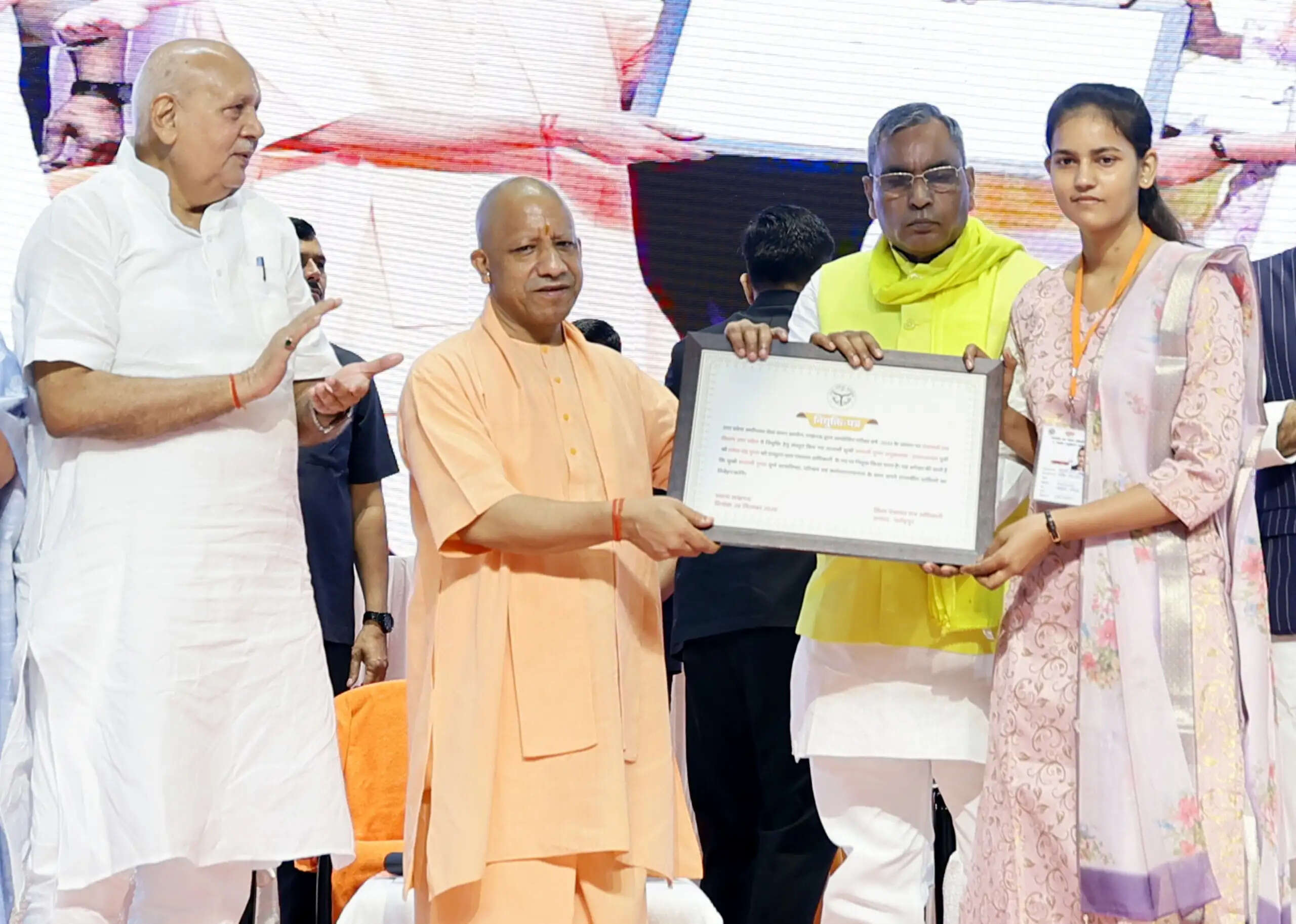 &nbsp;  नए स्लोगन के साथ गिरगिट की तरह रंग बदल रही सपा: सीएम योगी