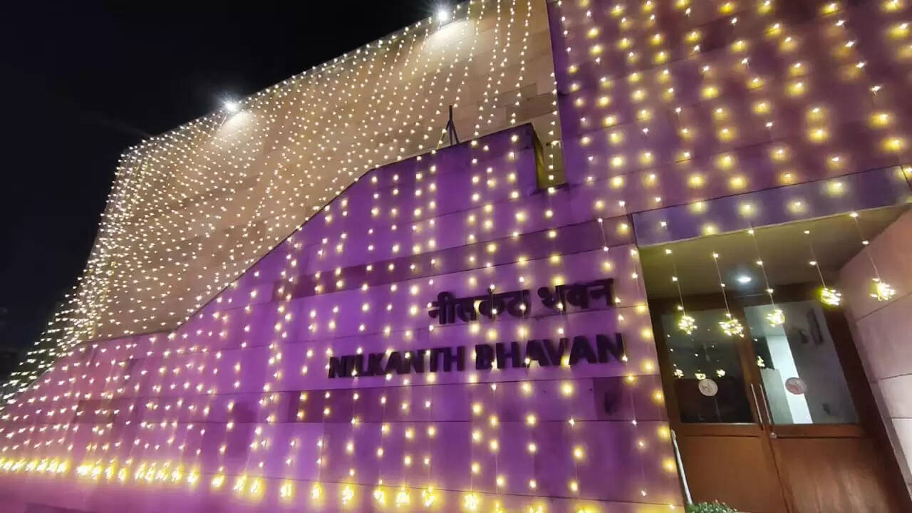 चौथे वर्षगांठ से पहले रोशनी से सराबोर हुआ काशी विश्वनाथ धाम, भव्य सजावट देखने उमड़ रहे भक्त