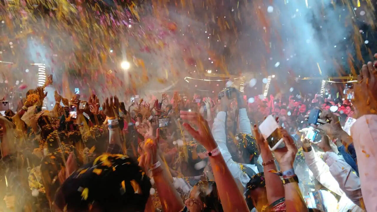 आध्यात्मिक नगरी में होली का एक अनूठा और भक्तिमय स्वरूप देखने को मिला, जब इस्कॉन मंदिर वाराणसी द्वारा गुरुधाम पार्क प्रांगण में “फूलों की होली-भजन क्लबिंग” का भव्य आयोजन किया गया। इस कार्यक्रम में लगभग 5,000 युवाओं ने उत्साहपूर्वक भाग लेकर होली को भक्ति और संस्कृति के रंगों में सराबोर किया।