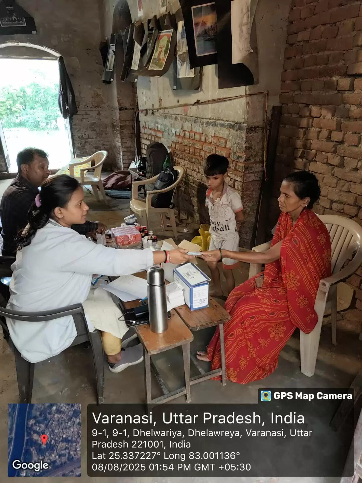 बाढ़ प्रभावितों को तत्काल मिले चिकित्सा सुविधा, ढिलाई बर्दाश्त नहीं : DM   वाराणसी। वाराणसी जिलाधिकारी सत्येंद्र कुमार के निर्देश पर बाढ़ प्रभावित क्षेत्रों में स्वास्थ्य सेवाओं को प्राथमिकता के आधार पर सुनिश्चित किया जा रहा है। बाढ़ राहत शिविरों में 24 चिकित्सकीय टीमें तैनात की गई हैं, जो दिन-रात प्रभावित लोगों की देखभाल  में सक्रिय हैं। स्वास्थ्य विभाग ने संक्रामक रोगों की रोकथाम के लिए व्यापक निरोधात्मक कार्यवाही शुरू कर दी है।  जिलाधिकारी के निर्देश: कोई ढिलाई नहीं जिलाधिकारी ने मुख्य चिकित्सा अधिकारी (सीएमओ) को निर्देश दिए हैं कि बाढ़ प्रभावित क्षेत्रों और राहत शिविरों में चिकित्सा सुविधाएं तत्काल उपलब्ध कराई जाएं। उन्होंने स्वास्थ्य विभाग को सतर्क रहने और किसी भी स्तर पर ढिलाई न बरतने के लिए कहा। सीएमओ डॉ. संदीप चौधरी ने बताया कि राहत शिविरों में चिकित्सक और पैरामेडिकल स्टाफ मरीजों की देखभाल में जुटे हैं। अब तक 572 मरीजों का इलाज, 2782 ओआरएस पैकेट और 35,000 से अधिक क्लोरीन गोलियों का वितरण किया जा चुका है।  जलजनित बीमारियों पर नियंत्रण स्वास्थ्य विभाग द्वारा जलजनित बीमारियों की रोकथाम के लिए क्लोरीन टैबलेट का वितरण किया जा रहा है, जो पीने के पानी को शुद्ध करने में मददगार है। प्रभावित क्षेत्रों में स्वच्छता और जागरूकता अभियान भी तेज कर दिया गया है। लोगों को साफ पानी पीने और व्यक्तिगत स्वच्छता बनाए रखने की सलाह दी जा रही है। डॉ. पीयूष राय को चिकित्सा सेवाओं की देखरेख के लिए नोडल अधिकारी नियुक्त किया गया है।  घर-घर क्लोरीन टैबलेट वितरण जिला मलेरिया अधिकारी शरद चंद पांडे ने बताया कि शहरी और ग्रामीण क्षेत्रों में आशा कार्यकर्ताओं द्वारा घर-घर क्लोरीन टैबलेट वितरित की जा रही हैं। बुखार के मरीजों को निकटवर्ती शिविरों में जांच और इलाज के लिए भेजा जा रहा है। आशा कार्यकर्ता 20 लीटर पानी में एक क्लोरीन टैबलेट डालकर शुद्धिकरण का प्रदर्शन भी कर रही हैं। इसके अतिरिक्त, डूडा से नियुक्त 45 कर्मचारी बाढ़ प्रभावित कॉलोनियों में लार्वा चेकिंग और एंटी-लार्वा छिड़काव का कार्य कर रहे हैं। इस अभियान में जन-प्रतिनिधियों और पार्षदों का भी सहयोग लिया जा रहा है।  स्वास्थ्य विभाग की सक्रियता स्वास्थ्य विभाग और जिला प्रशासन की टीमें बाढ़ प्रभावित क्षेत्रों में दिन-रात सक्रिय हैं, ताकि प्रभावित लोगों को त्वरित चिकित्सा सुविधा और अन्य आवश्यक सहायता उपलब्ध हो सके।