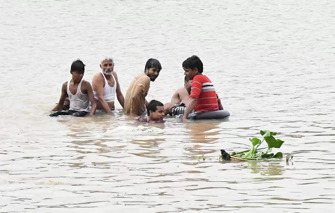 वाराणसी। पतितपावनी मां गंगा काशी में इस समय अपने रौद्र रूप में हैं। बनारस में गंगा का जलस्तर खतरे के निशान से ऊपर पहुंच चुका है। इसके चलते वरूणा भी उफान पर है। शहर के कई इलाके और गांव बाढ़ की चपेट में आ चुके हैं। सड़कें और गलियों में गाड़ी-मोटर की जगह नावें दौड़ रही हैं। वहीं हजारों लोग घर छोड़कर पलायन को विवश हो गए हैं। तस्वीरों में देखिये बनारस में बाढ़ के हालात.....।