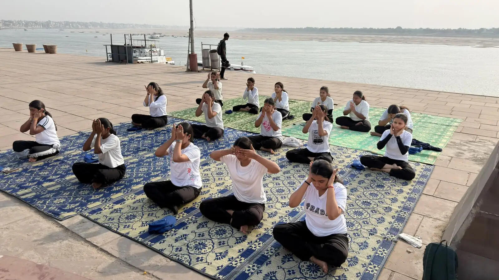 रविदास घाट पर सनबीम कॉलेज की स्वयंसेविकाओं ने किया योगाभ्यास, स्वस्थ जीवनशैली अपनाने का लिया संकल्प