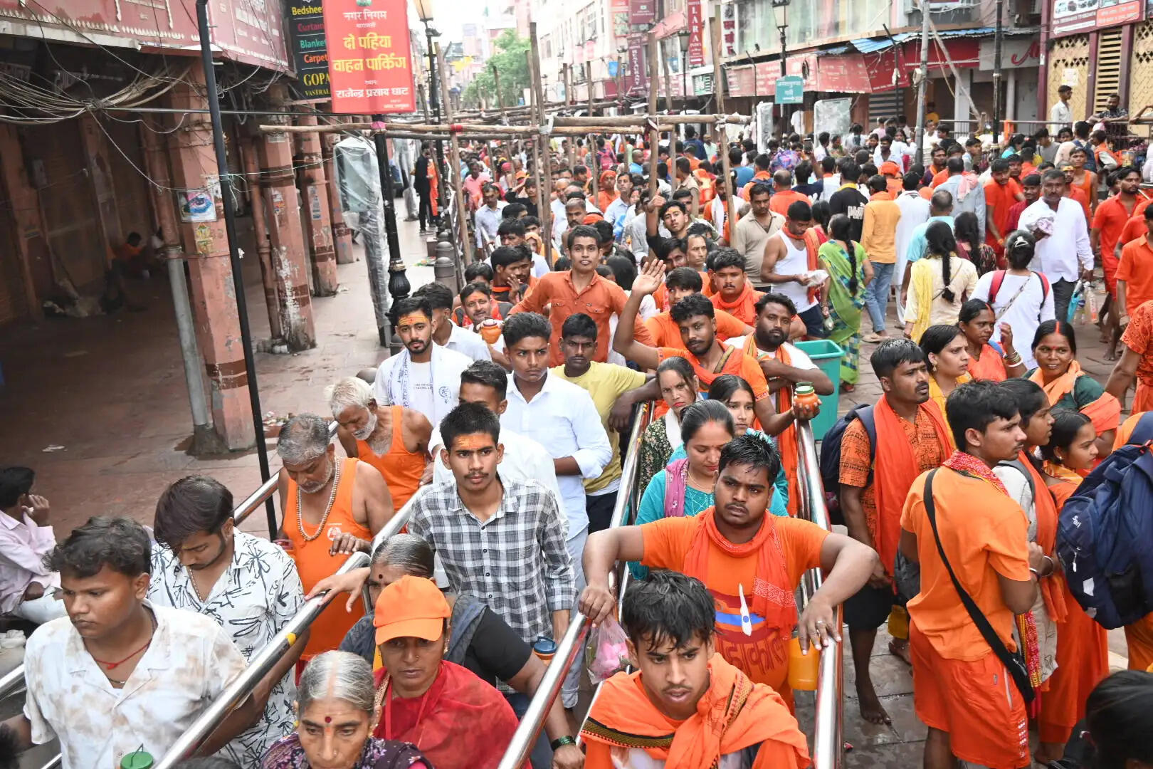 सावन के पहले सोमवार को यादव बंधुओं ने किया काशी विश्वनाथ में जलाभिषेक