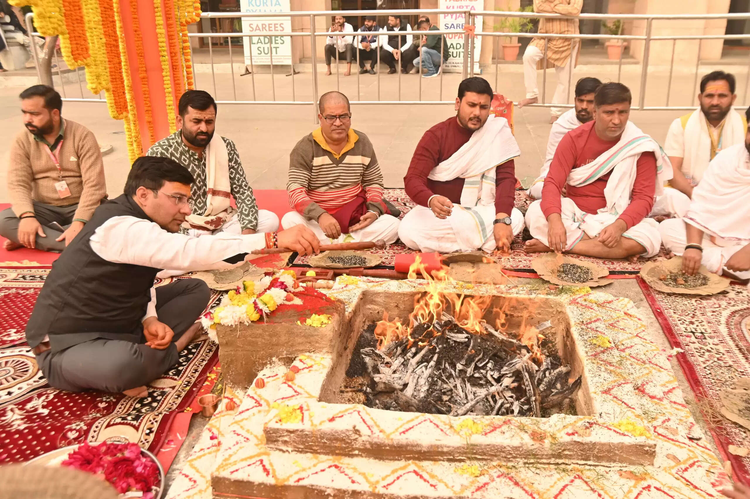 श्री काशी विश्वनाथ धाम के नवीनीकरण की चौथी वर्षगांठ के शुभ अवसर पर शनिवार को विशेष धार्मिक अनुष्ठान का आयोजन किया गया। धाम परिसर में आयोजित इस कार्यक्रम में मंदिर न्यास की ओर से डिप्टी कलेक्टर श्री शंभु शरण ने वैदिक मंत्रोच्चार के साथ हवन–पूजन संपन्न कराया। यह अनुष्ठान 11 वैदिक शास्त्रियों की उपस्थिति में पूर्ण वैदिक विधि से आयोजित किया गया।