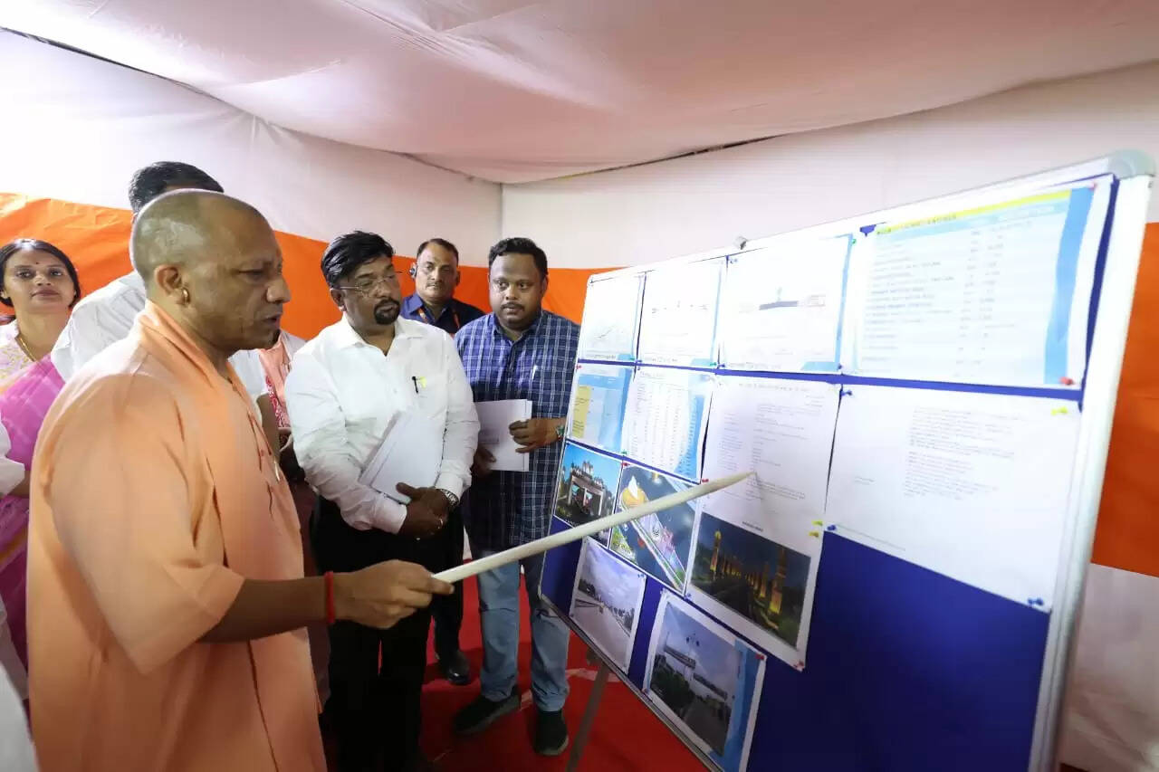 अगस्त तक पूरा करें परियोजनाओं का काम, सीएम योगी ने अफसरों को दिए निर्देश