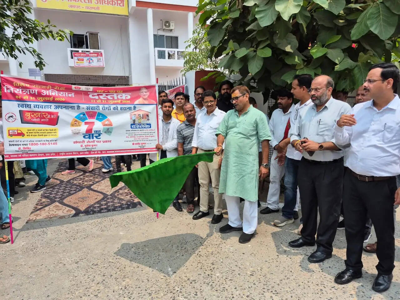 वाराणसी में विशेष संचारी रोग नियंत्रण एवं दस्तक अभियान का शुभारंभ, डॉ. नीलकंठ तिवारी ने दिखाई जागरूकता रैली को हरी झंडी