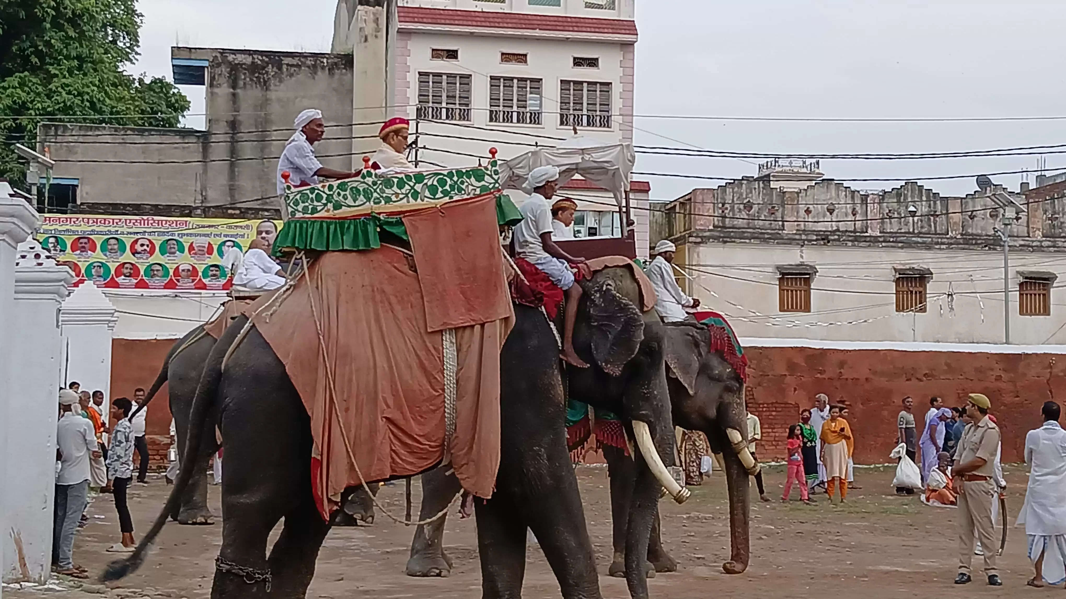  श्रीराम के विवाह के बाद अयोध्या के राजा दशरथ बेहद प्रसन्न थे, और समस्त अयोध्यावासी आनंदमय जीवन व्यतीत कर रहे थे। लेकिन यह खुशी ज्यादा समय तक टिक नहीं पाई। राजा दशरथ की दूसरी पत्नी कैकेई ने श्रीराम के राजतिलक को रोकते हुए अयोध्या में दुख का साया फैला दिया। मंथरा की बातों से प्रभावित होकर कैकेई ने राजा दशरथ से वरदान मांग लिया, जिसने न केवल दशरथ को, बल्कि समूची अयोध्या को शोकाकुल कर दिया।