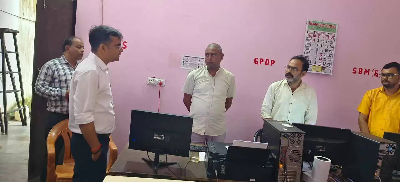 वाराणसी: जिलाधिकारी ने चिरईगांव विकासखंड कार्यालय का किया औचक निरीक्षण, साफ-सफाई पर जताई नाराजगी
