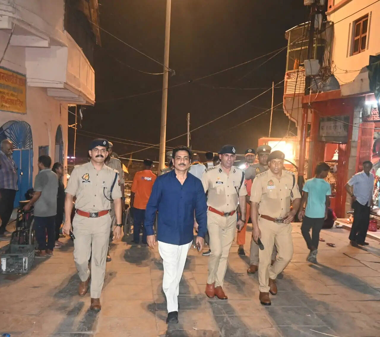 गंगा घाटों पर सुरक्षा का सख्त पहरा: पुलिस आयुक्त मोहित अग्रवाल ने किया पैदल गश्त, 58 नावें सीज़