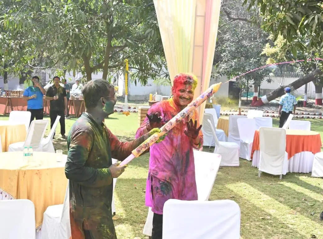 फागुन की मस्ती में डूबी काशी की गली-मुहल्लों में होली का ऐसा रंग चढ़ा कि पूरा शहर उल्लास से सराबोर नजर आया। सुबह होते ही तंग गलियों से लेकर चौक-चौराहों तक अबीर-गुलाल की उड़ती बौछारें और ढोल-मंजीरों की थाप गूंज उठी।