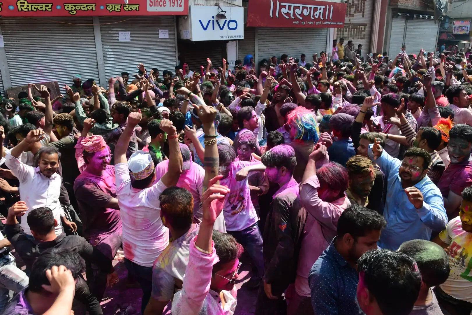 होली के रंग में रंगी काशी, जमकर उड़े रंग-गुलाल, तस्वीरों में दिखा गलियों से घाटों तक उल्सास...