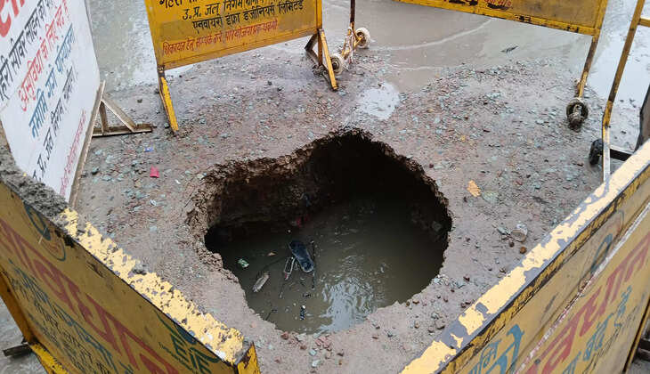 वाराणसी में बारिश से सड़कों की हालत खराब, गड्ढों से बढ़ी मुश्किलें