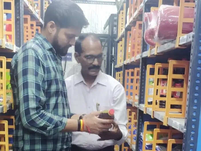 खाद्य पदार्थों की गुणवत्ता, कोल्ड स्टोरेज, स्वच्छता और वैधता अवधि की जांच, 6 स्टोर्स का लाइसेंस निलंबित कर कारोबार बंद कराया