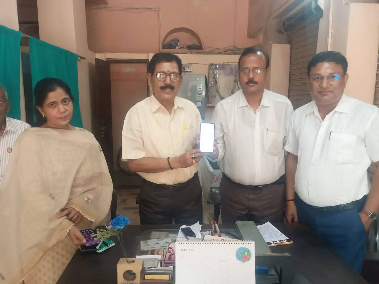 काशी में देश की पहली डिजिटल जनगणना-2026 का बुधवार को औपचारिक शुभारंभ हो गया। अभियान के पहले दिन नगर के प्रथम नागरिक और महापौर Ashok Kumar Tiwari ने सिगरा स्थित अपने आवास पर ऑनलाइन पोर्टल के माध्यम से अपना और अपने परिवार का विवरण दर्ज कर ‘स्व-गणना’ प्रक्रिया की शुरुआत की। इस दौरान नगर निगम के वरिष्ठ अधिकारी भी मौजूद रहे।