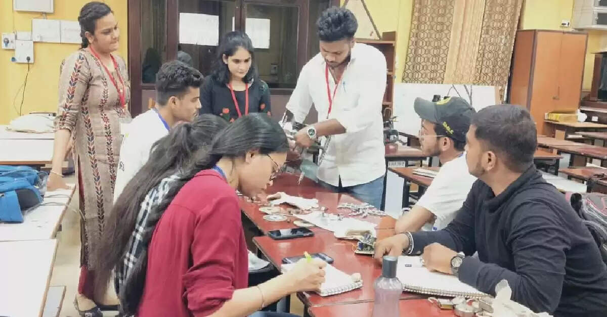 Four-day scrap art workshop started in the Faculty of Visual Arts