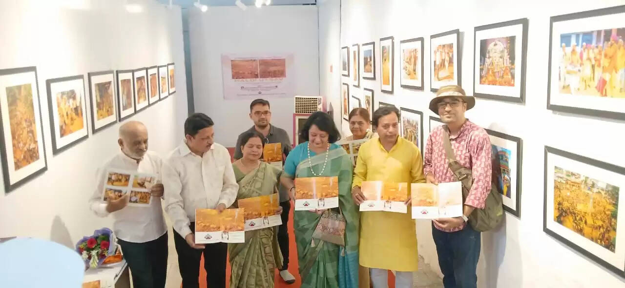 गुजरात ललित कला अकादमी के सौजन्य से कृतिका फाउंडेशन एंड द आर्ट गैलरी, वाराणसी के खंड अ और खंड ब में दो ख्यातनाम छाया चित्रकारों दीपक दर्जी और धर्मेश पारेख की एकल चित्र प्रदर्शनी 